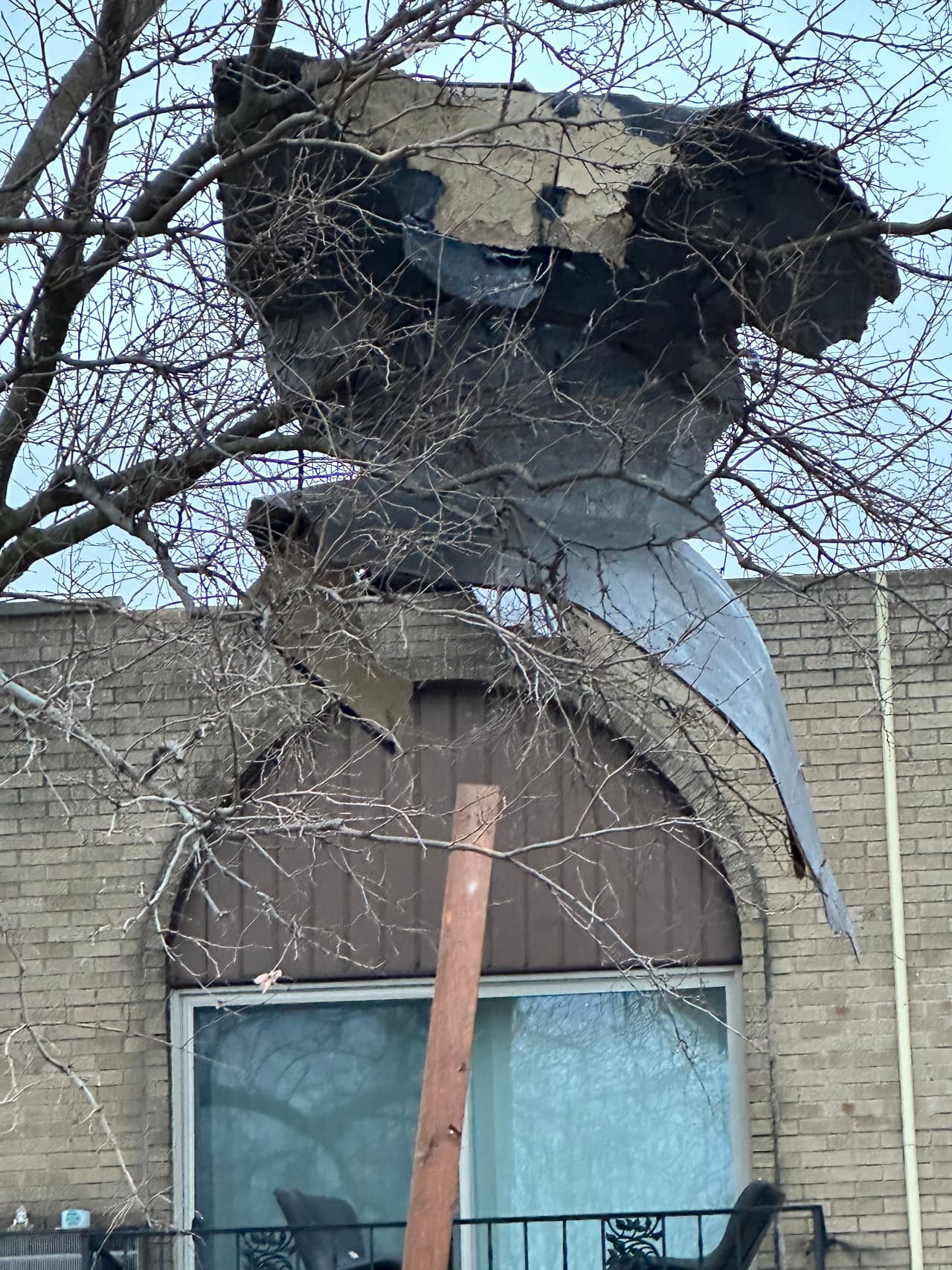Ventanales y el balcon de un edificio, en Mundelein en el estado Illinois, completamente destrozados tras elpaso de esta posible tormenta.