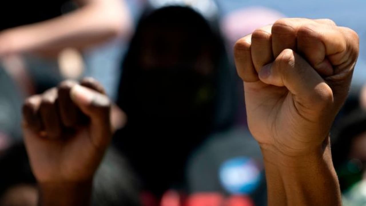 ¿Qué es la 'teoría racial crítica' y por qué los republicanos están haciendo todo lo posible para que no se enseñe? 