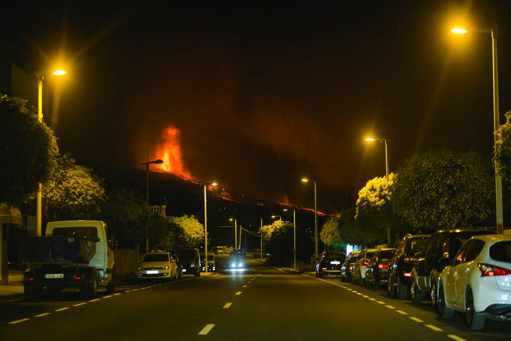 <a href="https://www.20minutos.es/videos/actualidad/4826627-una-vecina-de-la-palma-nos-cuenta-como-vivio-la-erupcion-del-volcan/" target="_blank">Las personas evacuadas relataron a los medios</a> que todo fue rapidísimo y apenas alcanzaron a recoger sus objetos personales. Ahora están a la espera, no saben cuándo podrán volver a sus casas y en qué estado las encontrarán.