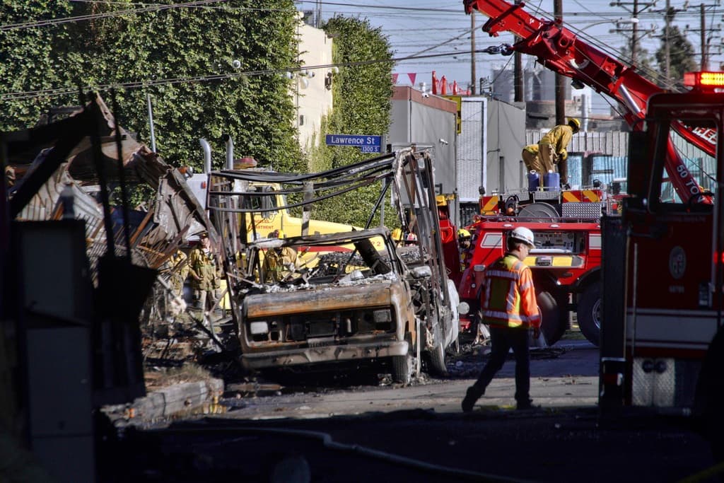 La autopista 10 en el centro de Los Ángeles fue cerrada indefinidamente en ambas direcciones después de que dos patios de paletas de madera se incendiaran, dañando un paso elevado y destruyendo varios vehículos, incluido un camión de bomberos.