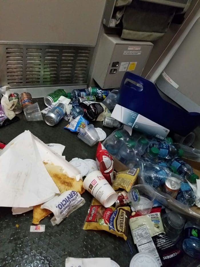 El vuelo 1134 de JetBlue partió la noche del lunes de Puerto Rico hacia Orlando, Florida. Sin embargo, el vuelo unas dos horas y media fue uno de terror para los pasajeros que se encontraban a bordo. Unas ocho personas terminaron hospitalizadas por dolores de espalda, cuello y nauseas.