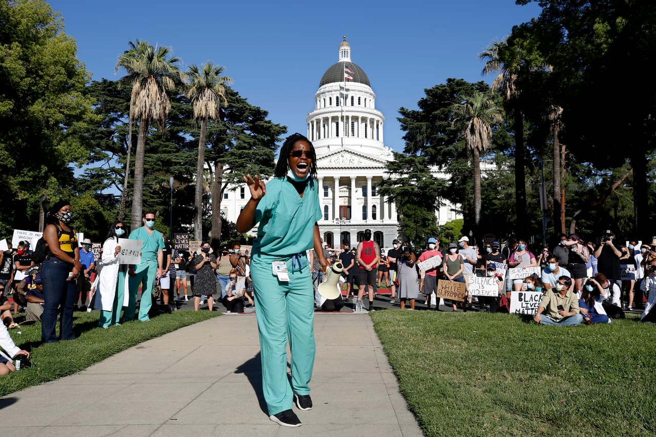 Médicos de Sacramento se unen a las protestas contra la muerte de George Floyd