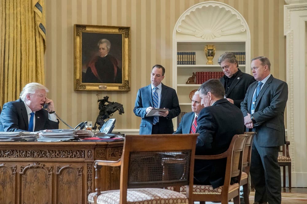 Miembros de la campaña de Trump estuvieron en contacto con la inteligencia rusa, según NYT y CNN