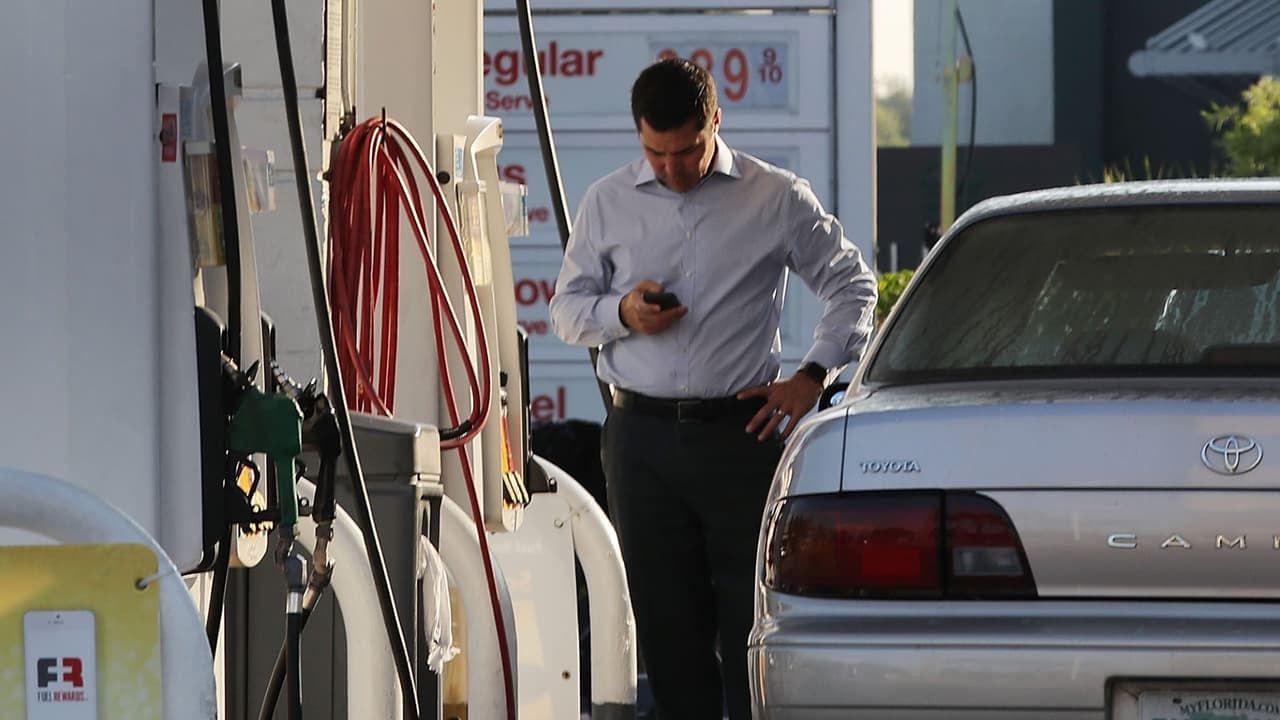 Si usted busca ahorrar dinero al poner gasolina en su carro, usted puede encontrar las cifras más baratas en las estaciones más cercanas a su ubicación actual 
<a href="https://www.gasbuddy.com/" target="_blank"><b>aquí</b></a>. Gasbuddy.com también tiene una aplicación en cual usted la puede descargar en su celular; esta herramienta utiliza la ubicación satelital para encontrar estaciones de servicio a precios bajos en el área que necesites. Puedes filtrar tus búsquedas por distancia, costos o tipo de combustible. La información de la herramienta proviene de los mismos usuarios por lo que podría fallar en cuanto la precisión de los datos.