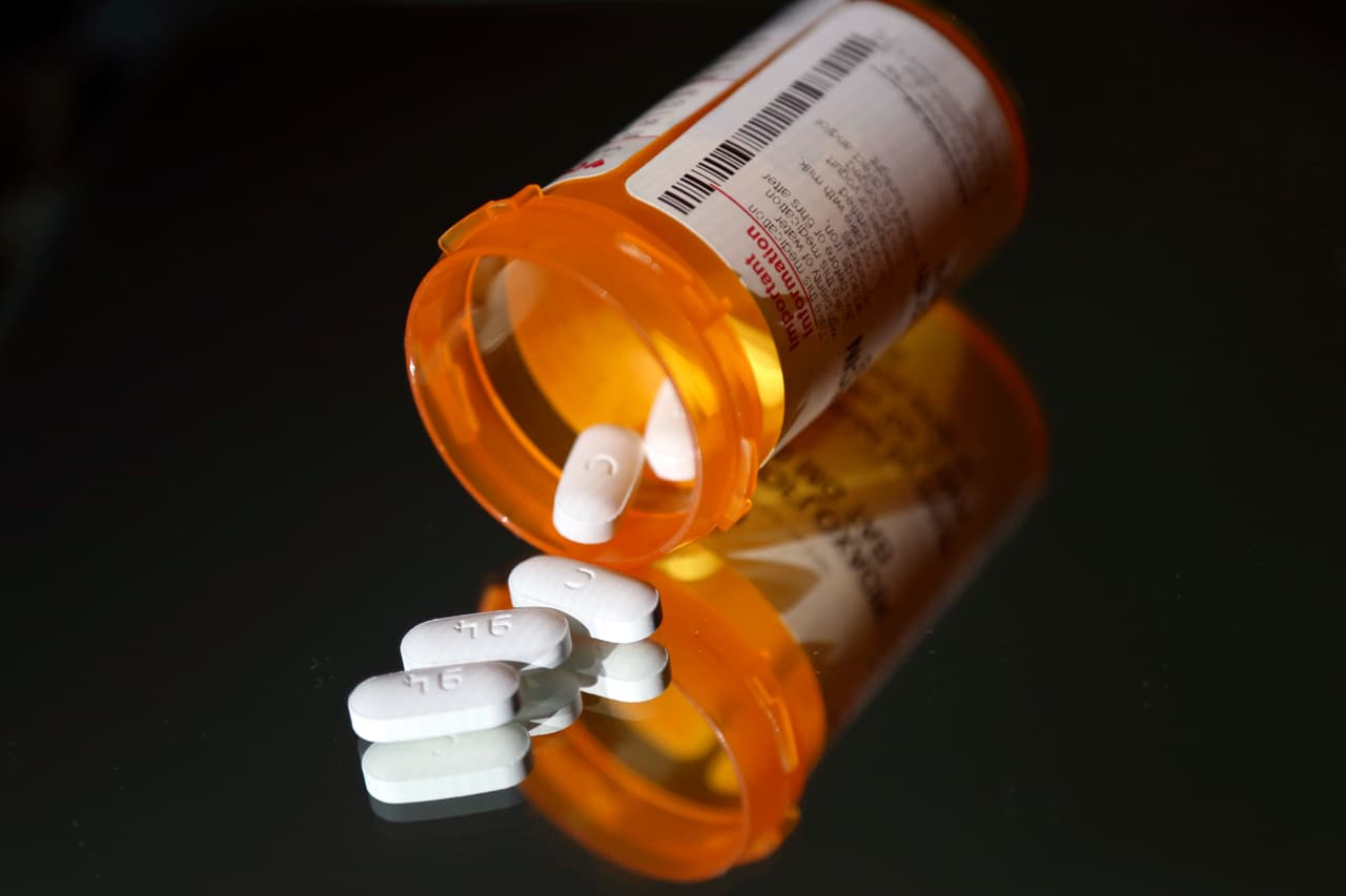 Después de décadas de intentos fallidos, los demócratas aprobaron una legislación que tiene como objetivo controlar los altos costos de los medicamentos para algunos estadounidenses.