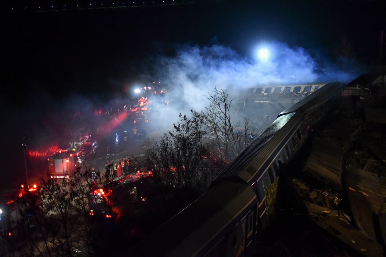 Debido a la gravedad de la colisión, los restos de los dos trenes salieron despedidos a una gran distancia. Las primeras estimaciones apuntan a un error humano con los dos trenes circulando en la misma vía. Pero también existe la posibilidad de que uno de los trenes haya descarrilado e invadido la otra vía en la que choco con el convoy, señaló el canal privado SKAI TV.
<br>