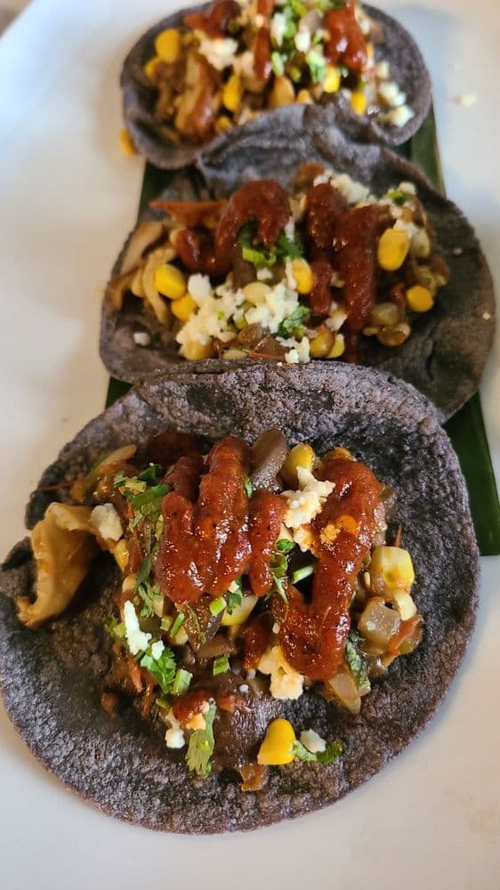 <b><a href="http://www.tequilasphilly.com/">Número 3: Tequilas Restaurant (602 Locust St Philadelphia, PA 19103)</a></b>. Se promocionan así: “Restaurante Tequilas sirve la cocina mexicana más auténtica y en evolución”.