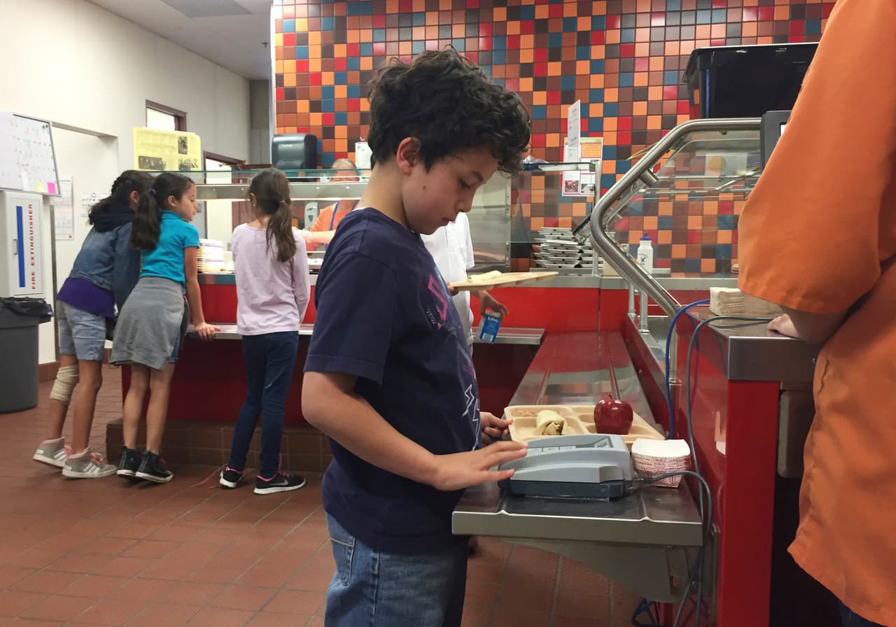 O pagan la deuda del almuerzo de sus hijos, o podrían terminar quitándoselos