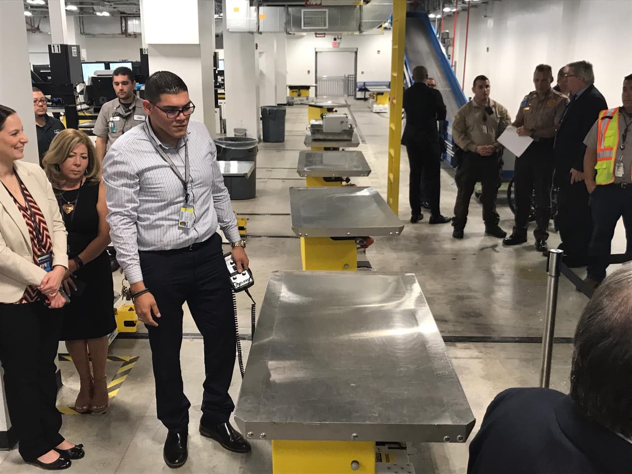 “Este innovador sistema es un gran paso adelante en el programa de mejoras del aeropuerto de Miami, para modernizar todas las fases del servicio de pasajeros y carga”, comentó en una declaración el alcalde del condado Miami-Dade, Carlos Gimenez.