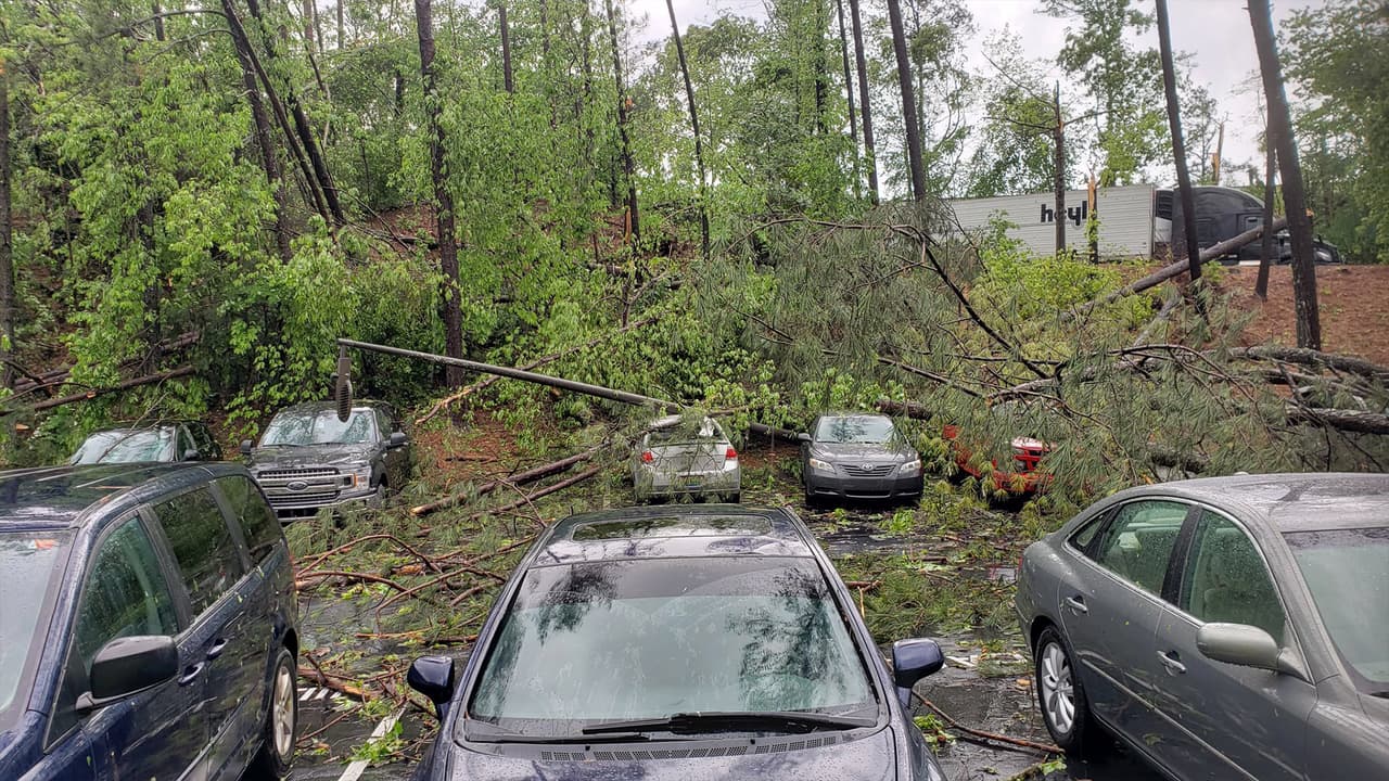 Un muerto, árboles caídos, autos dañados y fallas eléctricas: Tormenta deja caos en varios sectores en metro Atlanta