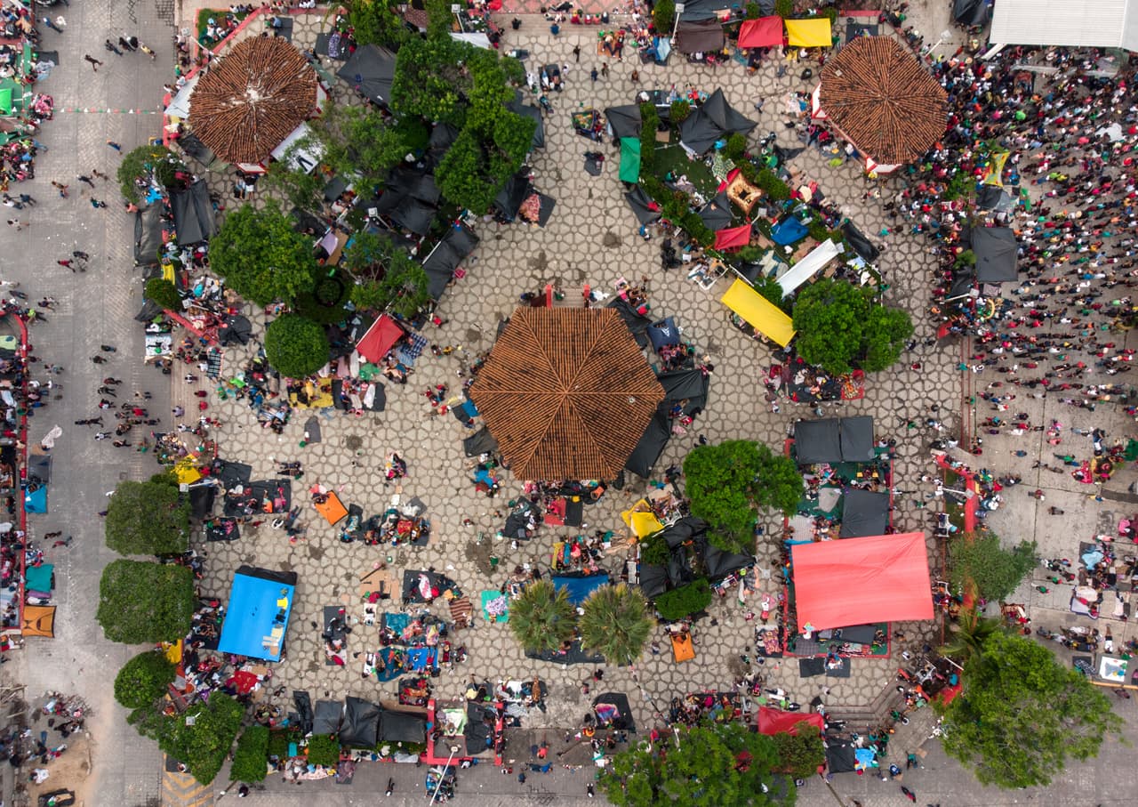Cientos de viajantes descansaron en la plaza principal de San Pedro Tapanatepec, Oaxaca. Gerónimo Gutiérrez, embajador de México en EEUU, dijo en una entrevista a la radio pública (NPR) que su gobierno calcula en 3,500 los migrantes que continúan en la caravana.