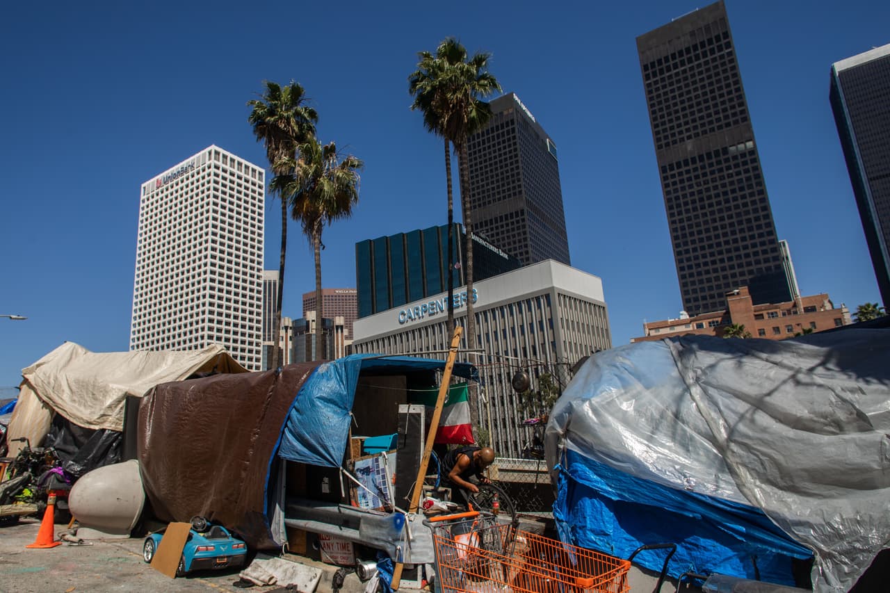 La tasa de personas que no viven sin techo en Estados Unidos es alarmante, siendo las ciudades más pobladas las partes más afectadas. Aunque se vio que la tasa disminuyó entre 2010 y 2020, la cantidad de personas sin hogar sigue siendo alta en el país. Uno de los mayores contribuyentes al problema 
<a href="https://www.univision.com/noticias/dinero/ciudades-eeuu-donde-han-subido-mas-los-alquileres-fotos">es la falta de viviendas asequibles</a>. 
<br>En la mayoría de las ciudades, las tarifas de alquiler han aumentado en comparación con los salarios. El portal moneyinc.com analizó los datos de USA Numbers (numbersusa.org) para identificar las ciudades donde este problema es mayor. 
<br>