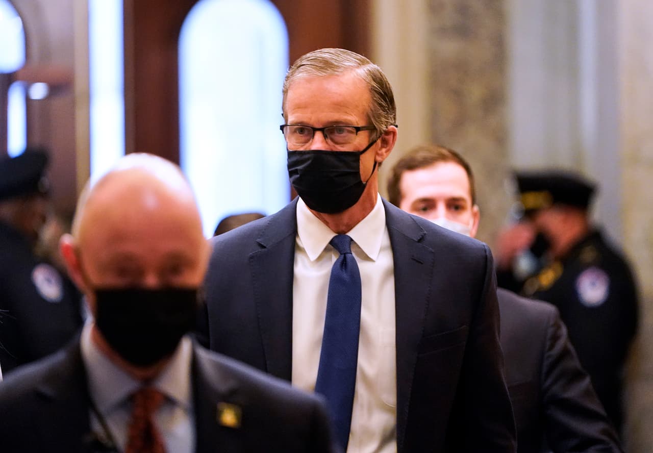 El republicano 
<b>John Thune, que representa en el Senado a Dakota del Sur, </b>dijo que después de ver los videos del 6 de enero, el caso presentado por los gerentes de juicio político de la Cámara Baja 
<b>es "muy convincente" </b>y señaló que no descarta votar para condenar a Trump. 
<br>
<br>Los administradores, en su opinión, tuvieron una 
<b>"presentación sólida, organizada de una manera que creo que la hace muy convincente"</b>, según dijo a los periodistas al terminar la sesión del miércoles.
<br>