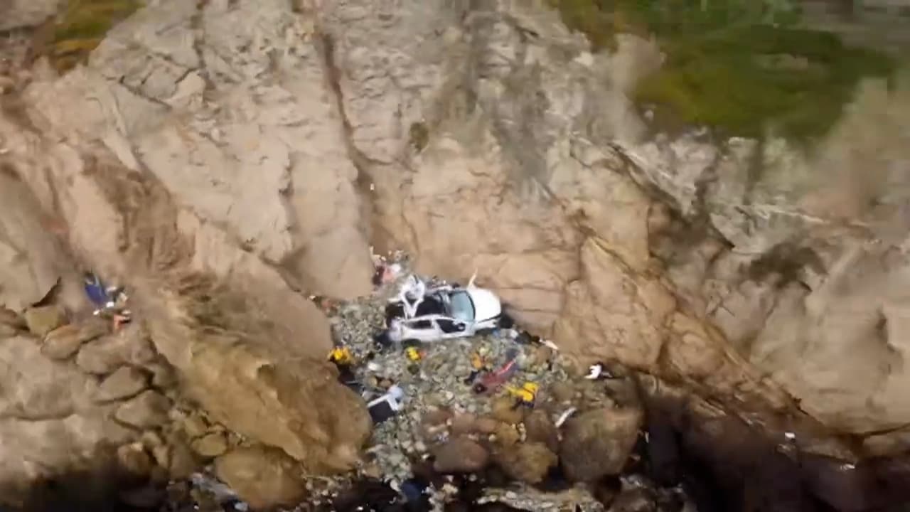 Sobreviven tras caer por un acantilado, chocar contra las rocas y quedar al borde del mar en California