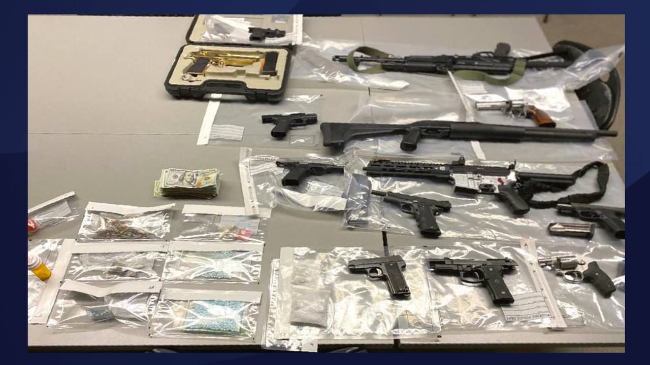 Según la policía de Phoenix, estas son las siguientes cosas que fueron incautadas: 
<b>1092 pastillas M30,</b> 15 pistolas, 79 
<b>gramos de metanfetamina</b>, 14.5 gramos de 
<b>polvo de fentanilo</b>, 27.3 gramos de hongos, 40 barras de Xanax y $9,148.