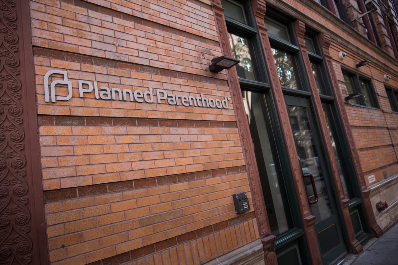 Planned Parenthood es el mayor proveedor de servicios de salud reproductiva en EEUU. Con la decisión, centros en estados como Texas cerraron: "Debemos poner una pausa a nuestros servicios de aborto en nuestras organizaciones mientras los equipos legales revisan la devastadora decisión de hoy", dijo en un comunicado Jeffrey Hons, presidente de Planned Parenthood en el sur de Texas.