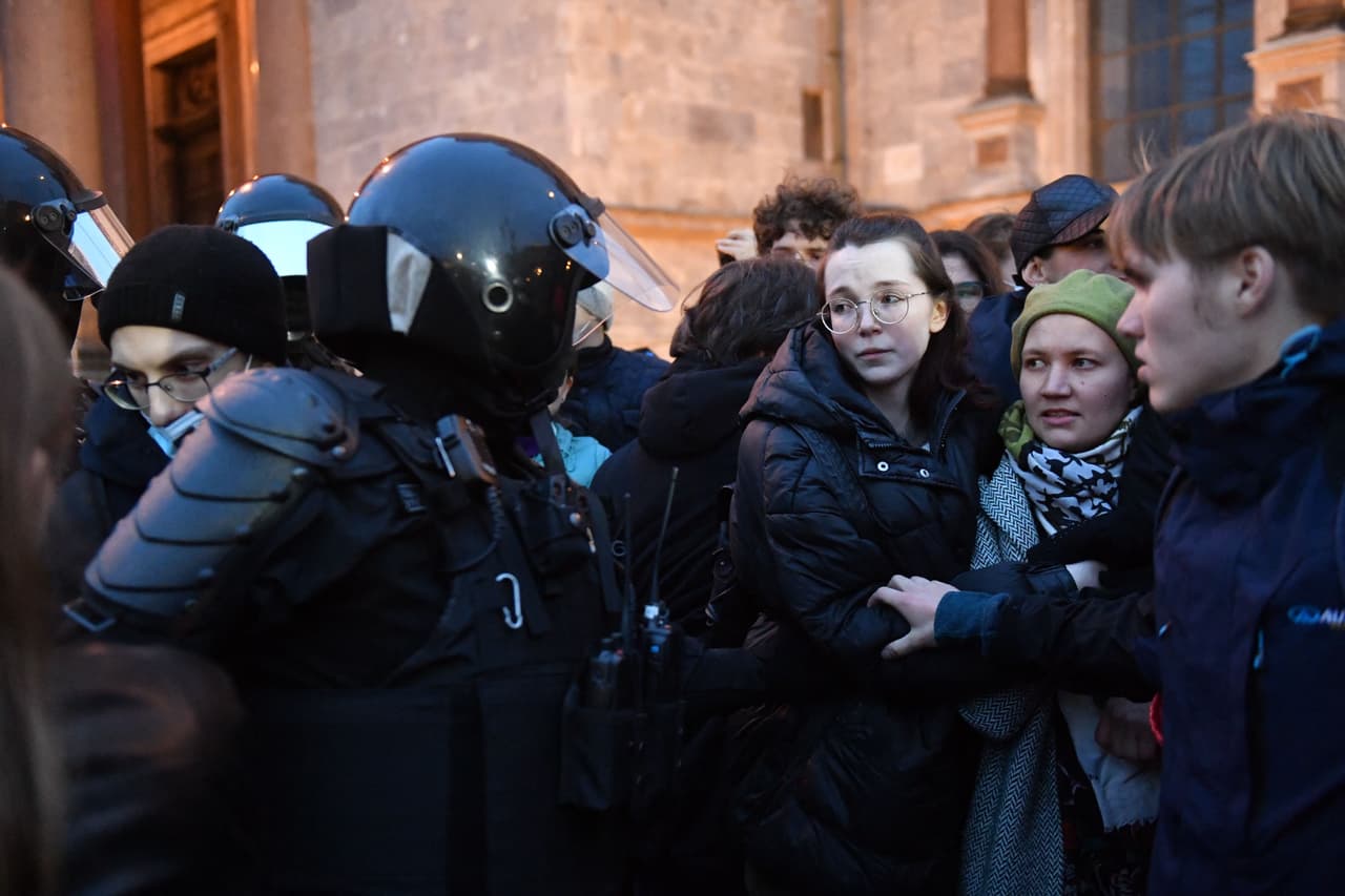 El gobierno de Putin anunció que también se castigará administrativa o penalmente difundir llamamientos a participar en acciones ilegales o a realizar otros actos ilegales en las redes sociales.