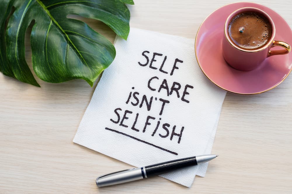 Lo más importante que todos los signos deben tomar en cuenta es que el 'self care' o cuidar de uno mismo NO ES EGOÍSMO. Es algo necesario ya en nuestro día a día. No te apenes ni avergüences por hacer cosas para ti. Lo mereces.