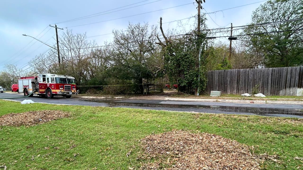 <h3 class="cms-H3-H3">Intentaron salvarles la vida</h3>
<br>Los bomberos y los 
<a href="https://www.traviscountytx.gov/" target="_blank">equipos de emergencias médicas de Austin-Travis County</a> 
<b>entraron a la casa en llamas para tratar de rescatar a los adultos. </b>Una mujer fue sacada con vida y 
<b>recibió reanimación cardiopulmonar (CPR), pero falleció poco después. </b>El cuerpo de un hombre fue recuperado más tarde y 
<b>fue declarado muerto en el lugar. </b>La identidad de las víctimas aún no ha sido revelada oficialmente.