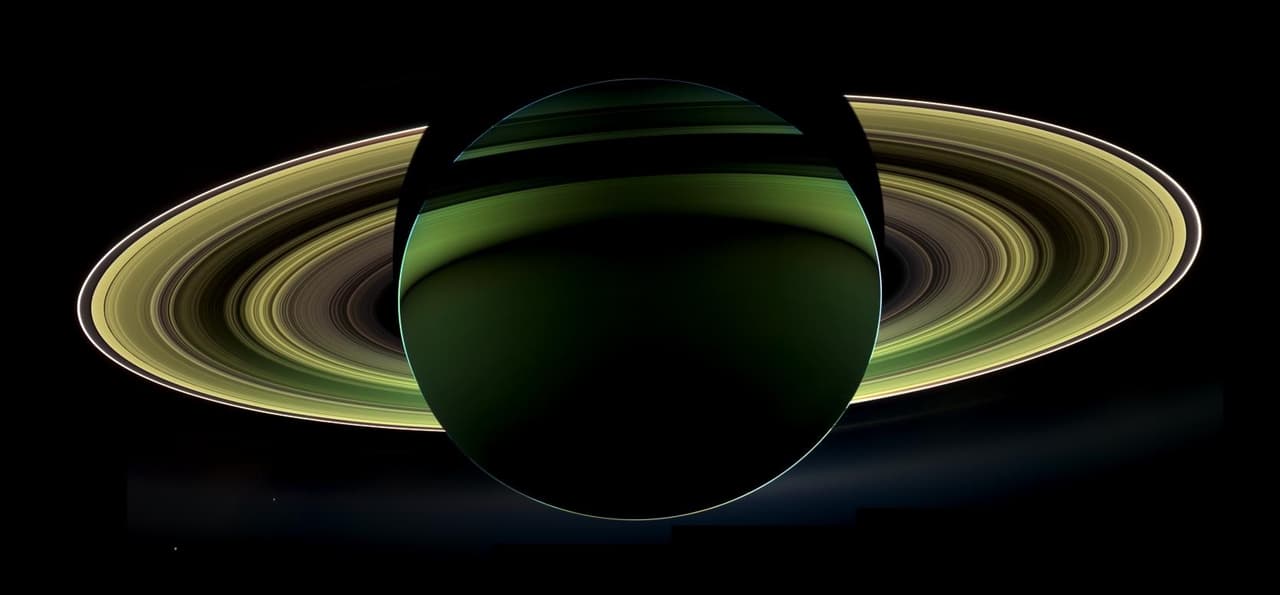 Esta imagen fue tomada cuando Cassini se encontraba a la sombre de Saturno, con el planeta y los anillos bloqueando la luz directa del Sol.