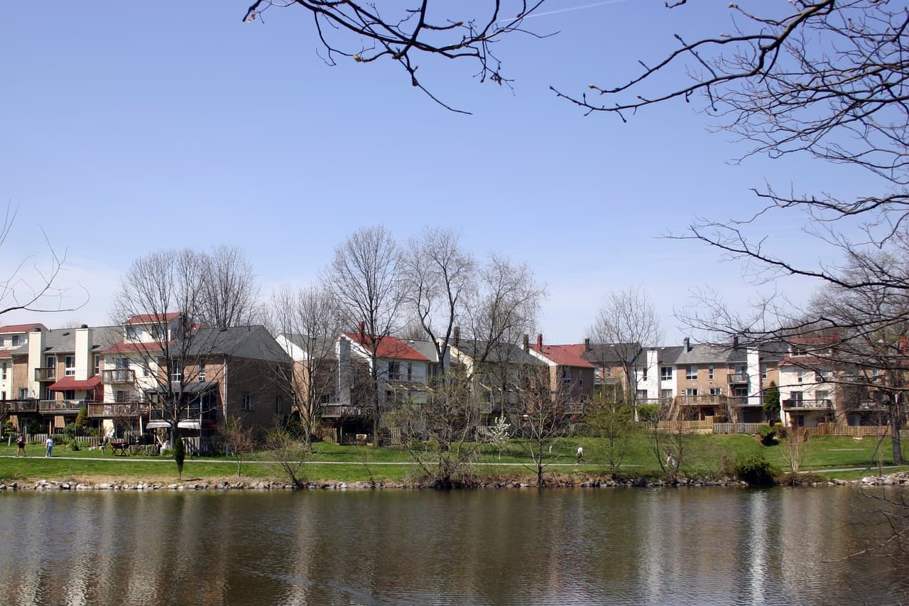 <b>23. Columbia, Maryland.- </b>Esta ciudad esta considerada ccomo una con la que mayor ingreso anual cuenta sus habitantes. Asimismo, se coloca en la lista de los mejores lugares para encontrar un nuevo empleo con un total de 57.44 puntos.