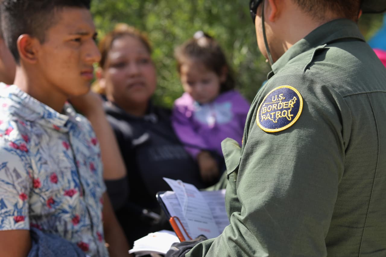 <b>Solicitantes de asilo</b>
<br>Una segunda orden buscaba abordar las causas de la migración desde Centroamérica y los programas de inmigración con los que interactúan las personas de esa región, a saber, el asilo.
<br>
<br>La administración se comprometió a revisar varios programas que se han utilizado para mantener a las personas fuera del país, por ejemplo en México, mientras sus casos avanzan a través de tribunales atrasados. El resultado de uno de esos enfoques, conocido como Protocolos de protección al migrante, fue que miles de personas vivían en refugios o campamentos en algunas de las ciudades más peligrosas de México.
<br>