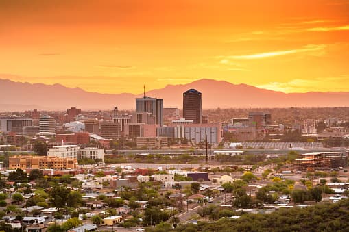 <b>Puesto 17. Tucson, Arizona</b>.
<br>
<br>Valor promedio de la vivienda en febrero de 2020: 213,528 dólares.
<br>
<br>Valor promedio de la vivienda en enero de 2021: 246,607 dólares. 
<br>
<br>Cambio bruto durante la pandemia: + 33,079 dólares.
<br>
<br>Porcentaje de cambio: 15.49%.
<br>