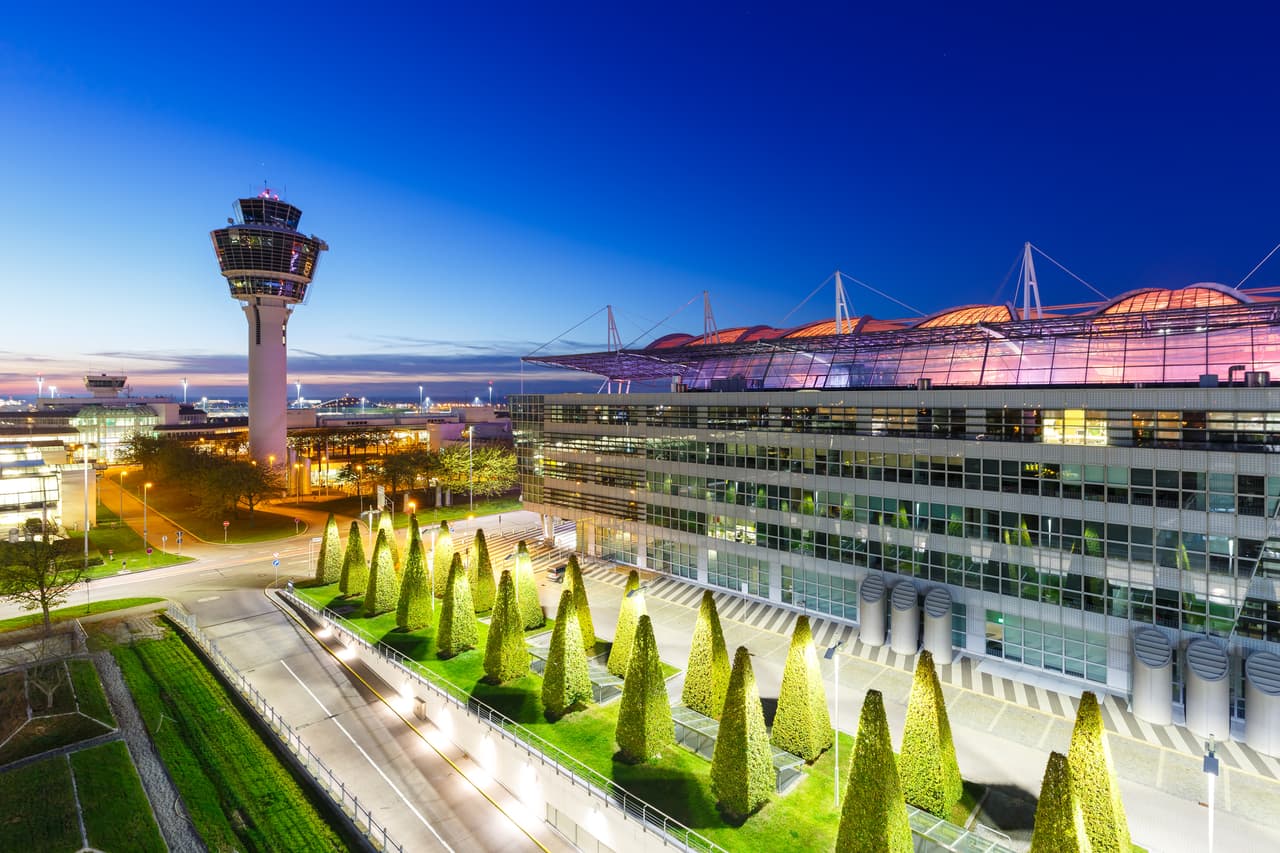 <b>Puesto 6. Aeropuerto de Múnich (Alemania)</b>
<br>
<br>La encuesta Skytrack también define los mejores aeropuertos de cada región, y el de Múnich fue considerado el mejor aeropuerto de Europa.
<br>
<br>El aeropuerto de Estambul pasó del puesto 102 al puesto 17 en 2021, fue el que más mejoró en los últimos 12 meses.
<br>