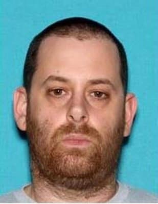 <h3 class="cms-H3-H3">Michael James Pratt</h3>
<br>
<br>Durante 7 años -de 2012 a 2019- este neozelandés operó una organización para reclutar mujeres adultas y menores de edad para que participaran en actos sexuales; algunas de ellas fueron obligadas a hacerlo. Junto a su socio, Pratt era duerño de los sitios pornográficos "GirlsDoPorn" y "GirlsDoToys", con los que ganaron aproximadamente unos 17 millones de dólares. 
<br>
<br>El fugitivo y su socio publicaban anuncios para modelar en los que ofrecían entre 3,000 y 5,000 dólares. El 6 de noviembre de 2019 se emitió una orden de arresto federal para Pratt en el Tribunal de Distrito de los Estados Unidos, Distrito Sur de California. 
<br>
<br>El FBI ofrece una recompensa de hasta 50,000 dólares por información que conduzca al arresto de Michael James Pratt.