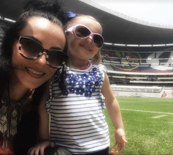 "Se va a valorar el momento en que le viene la siguiente cirugía, que 
<b>también es a corazón abierto</b>, pero por
<b> <a href="https://www.univision.com/shows/hoy/ivonne-montero-comparte-como-cuida-a-su-hija-despues-del-fallecimiento-de-su-expareja-fabio-melanitto-video" target="_blank">ahora está muy bien</a></b>, bendito Dios", mencionó la actriz.
