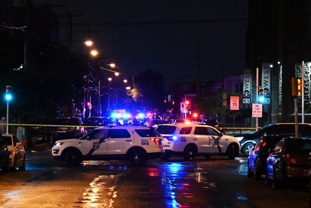 La policía trabaja en la escena de un tiroteo el 3 de julio de 2023 en Filadelfia.