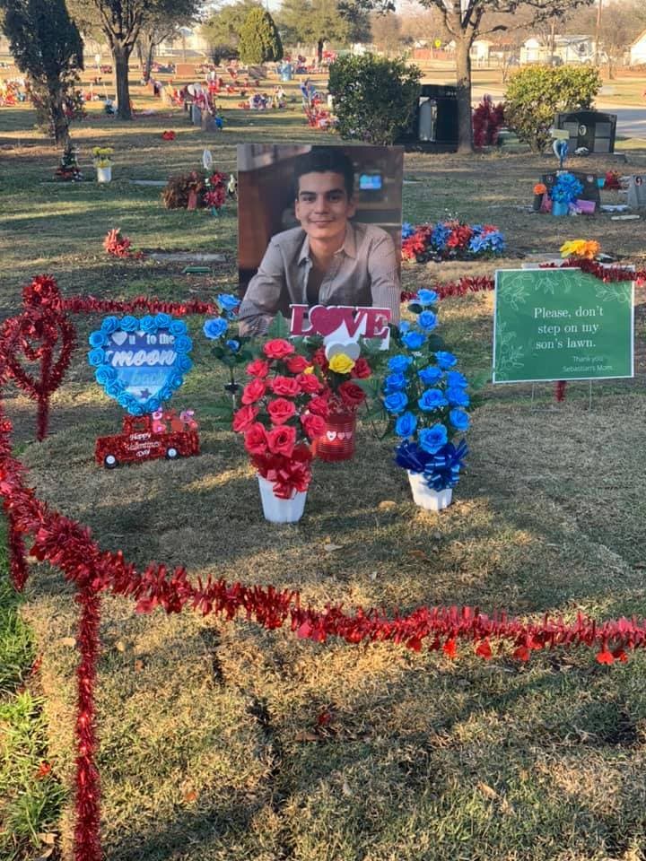 <a href="https://www.univision.com/local/san-antonio-kwex/sebastian-eduardo-ana-carpio-adolescente-sentencia-culpable-libertad-condicional">Sebastián Eduardo Vázquez Carpio</a> fue asesinado el 18 de septiembre de 2020. 
<br>
<br>Al día siguiente, fue reportado por su familia como desaparecido. El 20 del mismo mes, el cuerpo del adolescente de 17 años fue hallado en la calle Duarte en el condado de Bexar.