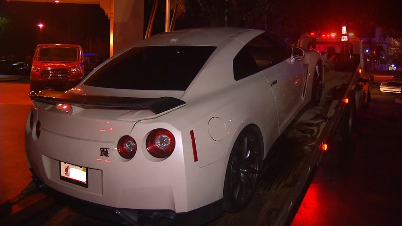 Nombre: Nissan GT-R (Sexta Generación)
<br>Precio Base: $106,650
<br>Motor: V6 3.8 litros Twin-Turbo
<br>Potencia: 545 hp @ 6400 rpm 463 lb-ft @ 3200 rpm
<br>Velocidad Máxima: 192 mph (307 km/h)
<br>Aceleración (0-60 mph): 3.0 segundos
<br>5