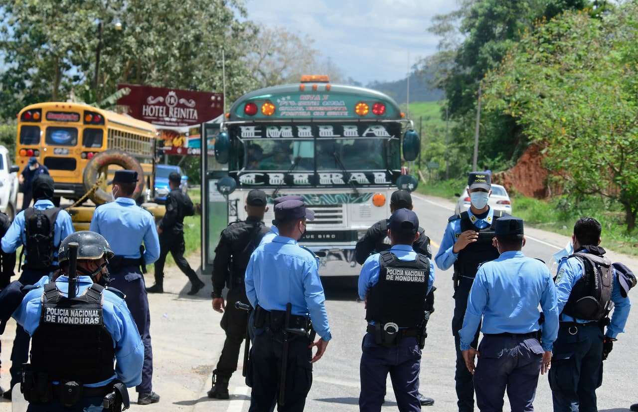 Antes de llegar a la frontera, en el lado hondureño, había tres puestos de control donde las autoridades revisaban los documentos de los migrantes, sobre todo de aquellos que viajaban con niños. En el lado guatemalteco, había varios retenes militares más. Los que lograron avanzar hasta Corinto no pudieron pasar por la aduana al no llevar la prueba del 
<a href="https://www.univision.com/temas/covid-19-enfermedad">covid-19</a> y unos pocos pudieron cruzar la frontera, legalmente o por puntos ciegos. Los demás tuvieron que volver.