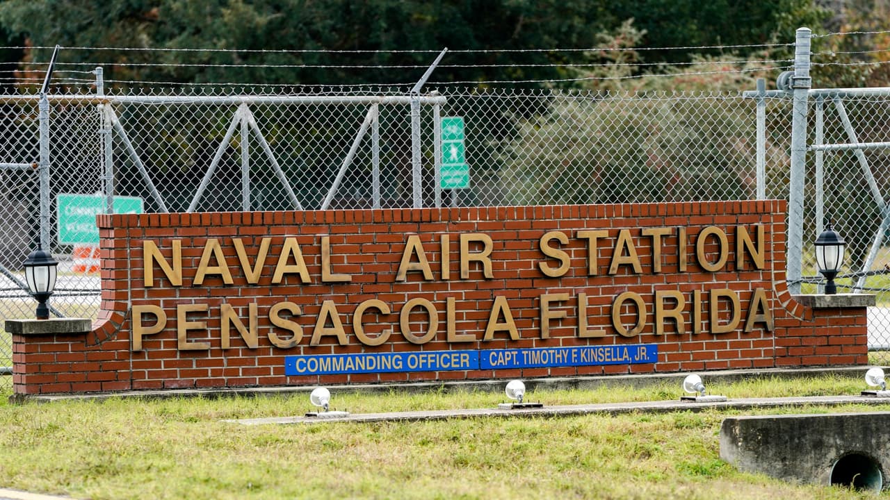 El atacante de la base aérea de Pensacola organizó una cena para ver videos de tiroteos la noche anterior