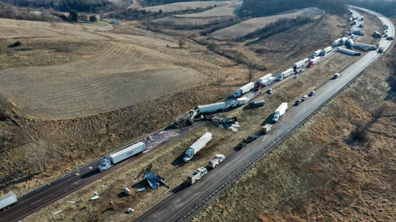 La Patrulla Estatal reveló que la lluvia y las condiciones heladas habrían sido factor determinante para el accidente donde estuvieron involucrados más de 40 vehículos.
