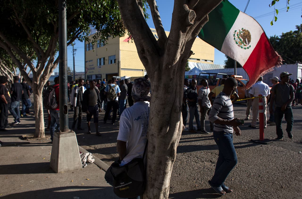 Migrantes haitianos y africanos en una calle de Tijuana. Muchos de los migrantes, especialmente centroamericanos, han sido reclutados, a veces por la fuerza, por carteles como los Zetas o el del Golfo, lo que complica la seguridad de la zona fronteriza. 30 de septiembre de 2016.