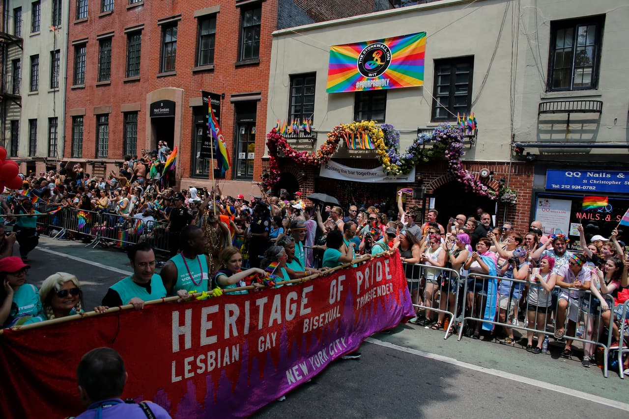 El evento conmemora los disturbios que estallaron en respuesta a una redada policial en un bar gay de Nueva York llamado Stonewall Inn en junio de 1969.