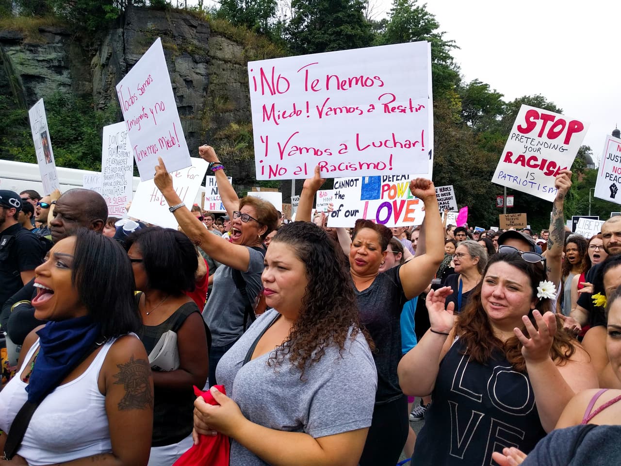 <b>"No tenemos miedo, vamos a resistir, vamos a luchar"</b>. Del lado izquierdo, se observa a la dominicana Ana Victoria Lamarche, quien 
<a href="https://twitter.com/eduardosuarez/status/898914577349574657?ref_src=twsrc%5Etfw&ref_url=http%3A%2F%2Fwww.univision.com%2Fnoticias%2Fincidentes-de-odio%2Fla-masiva-respuesta-de-boston-contra-el-racismo-apaga-la-manifestacion-de-la-ultraderecha">explicó a Univision Noticias</a> sus razones para acudir a manifestar su rechazo al odio: