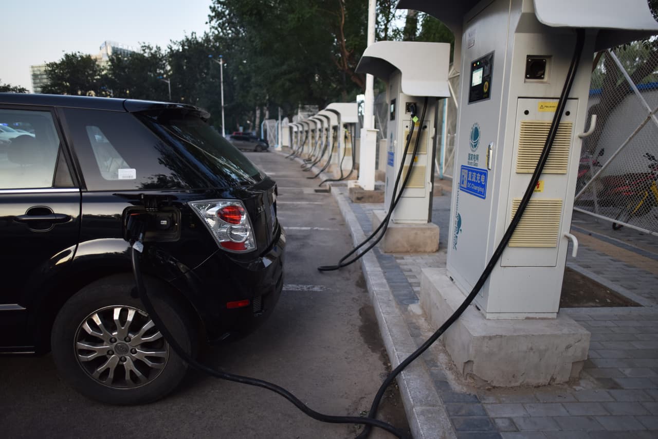 China quiere prohibir los autos a gasolina pero, ¿puede hacerlo?
