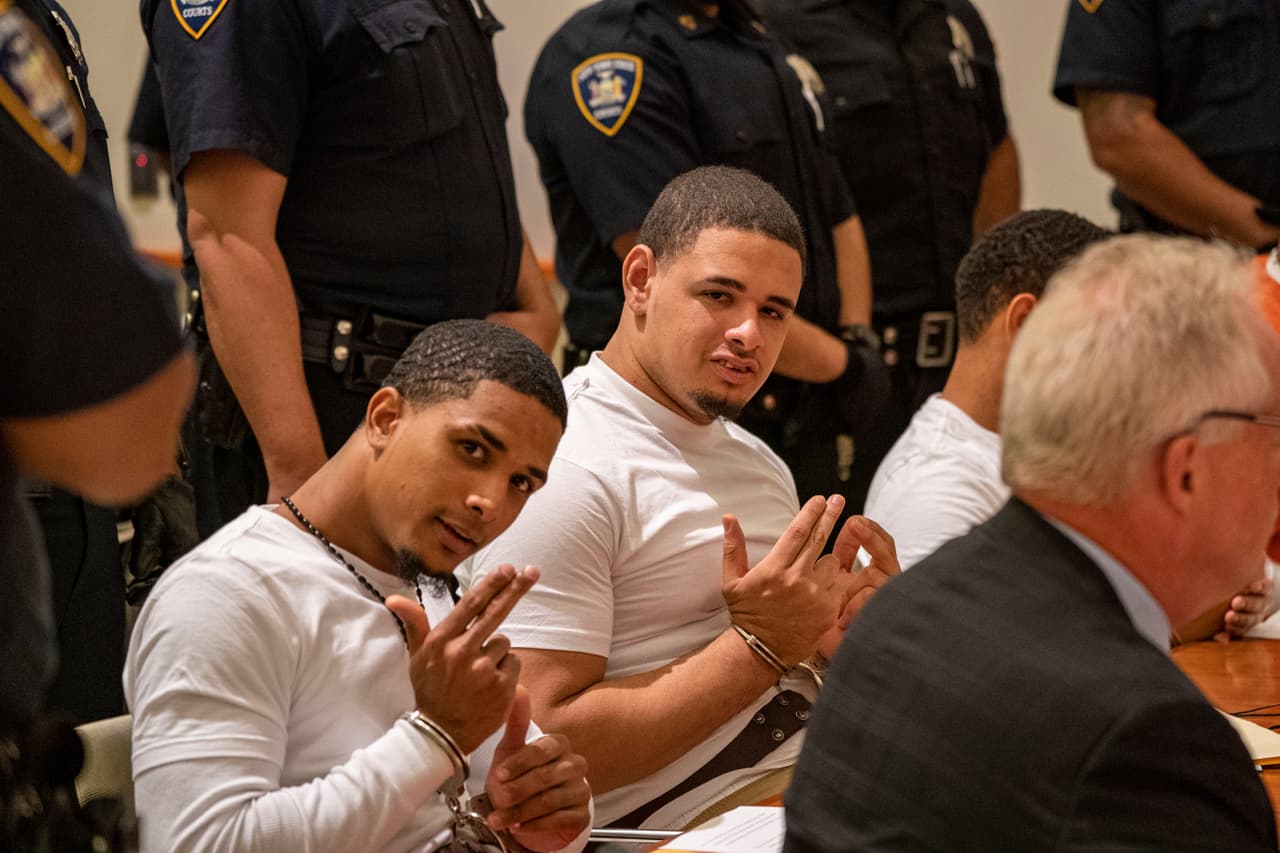 <b>Jonaiki Martinez Estrella</b> (primero a la izquierda), quien según las autoridades infligió la 
<a href="https://www.univision.com/local/nueva-york-wxtv/se-presentan-en-corte-los-acusados-de-asesinar-a-machetazos-a-lesandro-junior-guzman">puñalada mortal en el cuello a 'Junior'</a>, fue sentenciado a 
<b>cadena perpetua sin libertad condicional. </b>Mientras que 
<b>José Muñiz </b>(a su derecha), fue sentenciado a cadena perpetua, con 25 años en prisión antes de poder recibir algún beneficio que le permita salir de la cárcel.