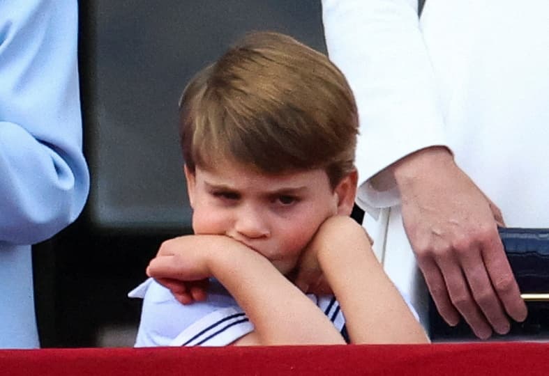 Transcurrido el tiempo, el hijo más pequeño del príncipe William pasó de la alegría al cansancio, así que recargó sus brazos y rostro en el barandal. 
<br>