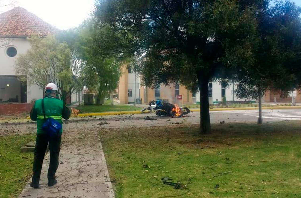Esta imagen fue tomada por personal militar en el lugar y muestra un objeto que aún está en llamas tras el estallido del auto en la sede de la escuela de cadetes de la policía. Según medios locales, el incidente ocurrió pasadas las 9:30 am hora local de este jueves.