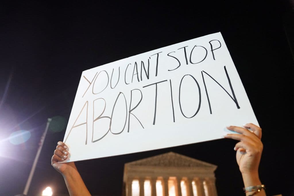 La decisión de revertir Roe podría llevar a implementar 
<a href="https://www.univision.com/noticias/politica/aborto-jueces-corte-suprema">prohibiciones al aborto en aproximadamente la mitad de los estados</a> y podría tener enormes consecuencias sobre las elecciones de medio término de este año. Se desconoce si el borrador representa la última palabra del máximo tribunal en este asunto, pues a menudo las opiniones varían durante el proceso de redacción.