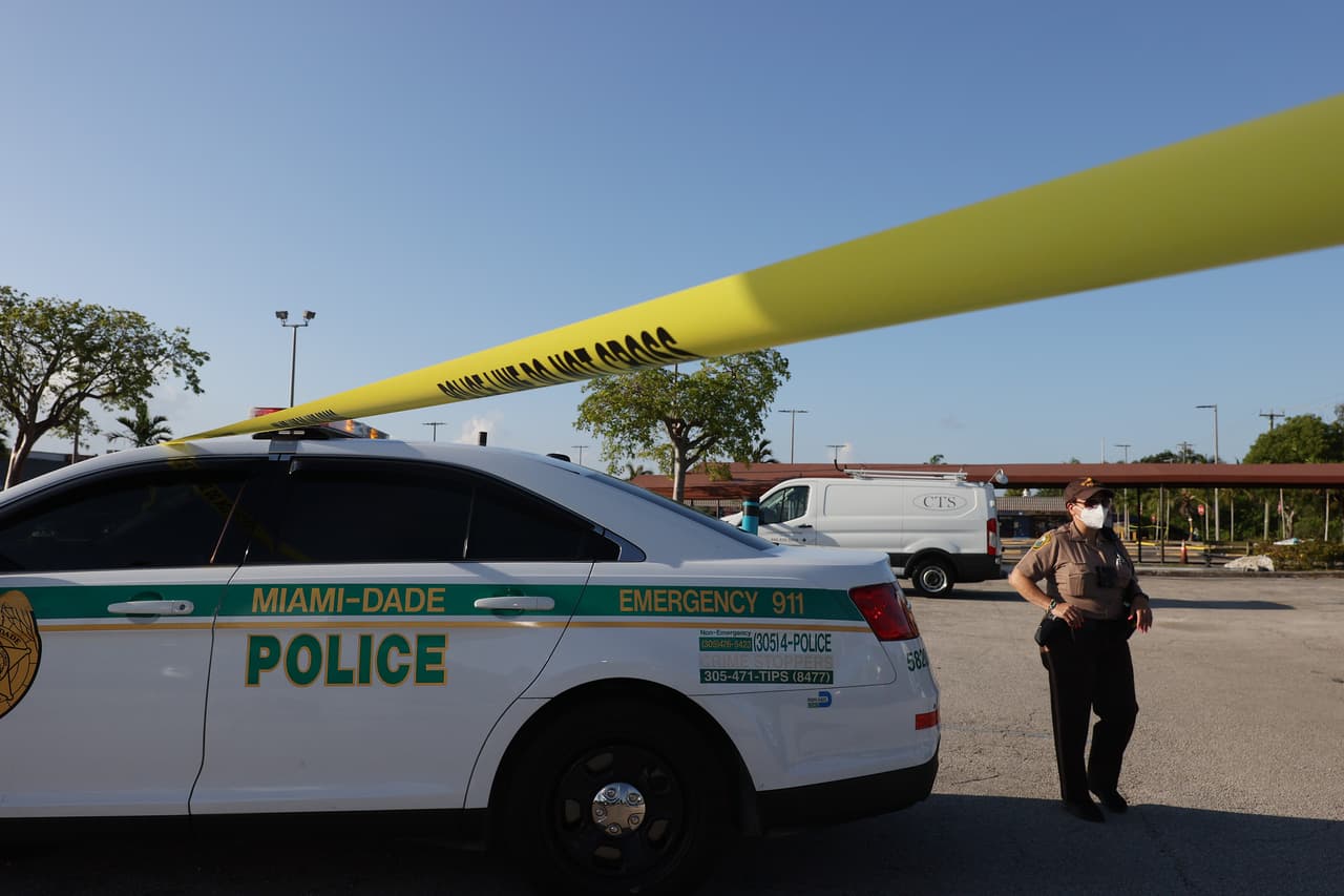 La policía pide a quien tenga información sobre este caso, que se comunique con la Línea de Alto al Crimen de Miami-Dade al 305-471-8477, o con la Patrulla de Carreteras de Florida al *347.