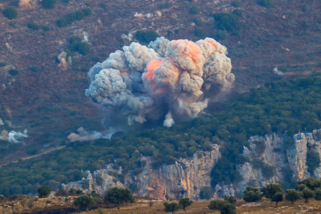 Columnas de humo se elevan este lunes desde el lugar de un ataque aéreo israelí en Marjayoun, cerca de la frontera entre Líbano e Israel.