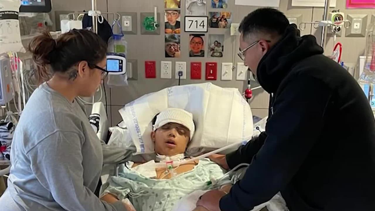 Un adolescente fue baleado cuando iba en el asiento del copiloto del auto de su hermana. El sospechoso iba a bordo de una camioneta y al parecer se molestó por que le pitaron tras haber hecho una maniobra peligrosa al volante.