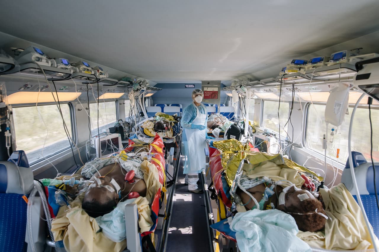 <b>La pandemia en Francia.</b>
<br>
<br>Esta imagen muestra el traslado hacia París de pacientes de covid-19, en vagones de tren especialmente diseñados para ese fin. La fotografía es parte de la serie ganadora del tercer lugar en la categoría ‘historias’. 
<br>
<br>
<a href="https://www.univision.com/noticias/salud/fotos-2020-pandemia-covid-19-fotos"><u>Vea aquí las fotografías más impactantes de la pandemia publicadas por Univision Noticias</u></a>
<br>