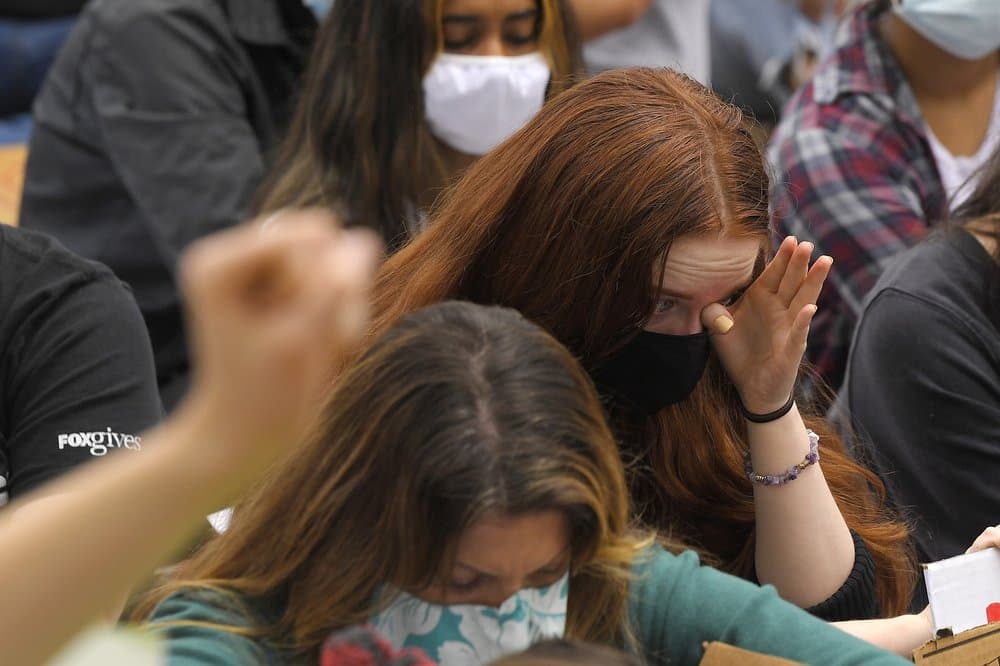 El perfil bajo de las autoridades y el calor generaron un ambiente emotivo, casi festivo. En muchas ciudades hubo activistas repartiendo agua, comida e incluso helado. El valor simbólico de las protestas no se perdió, como lo representa esta manifestante que se limpia las lágrimas durante 8 minutos y 46 segundos de silencio en 
<a href="https://www.univision.com/temas/california">California. </a>