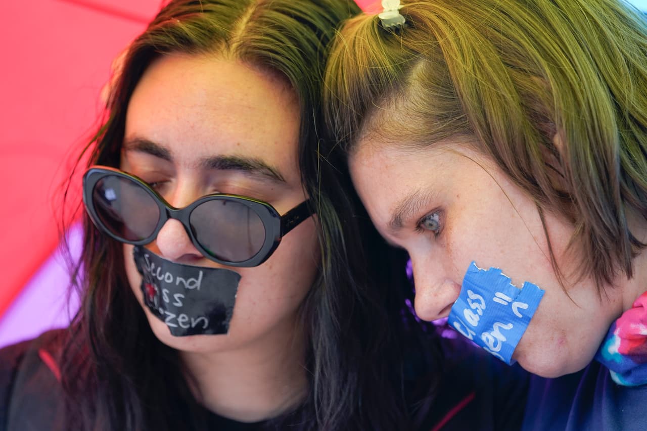 Activistas por el derecho al aborto reaccionan a la decisión de la mayoría conservadora dentro de la Corte Suprema que puso fin al fallo Roe vs. Wade de 1973, que garantizaba el acceso de las mujeres a la práctica médica segura para interrumpir el embarazo.